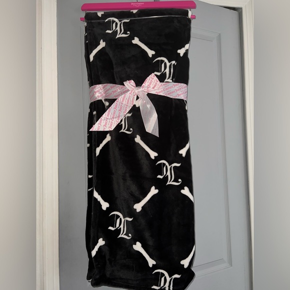 🦴NWT Juicy Couture Pink and Black Plush Throw 50x 70 - Picture 4 of 4